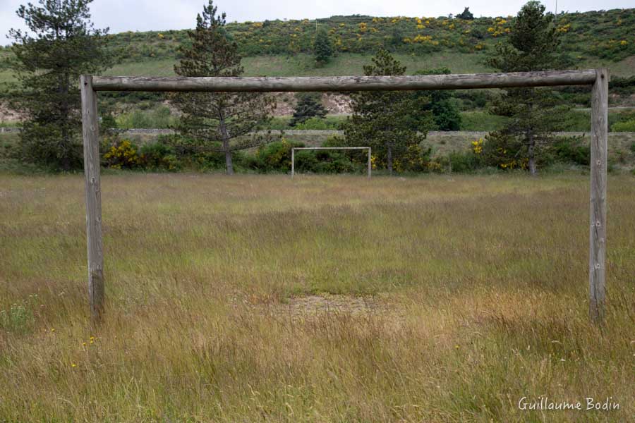 Stade de foot abandonné en Lozère