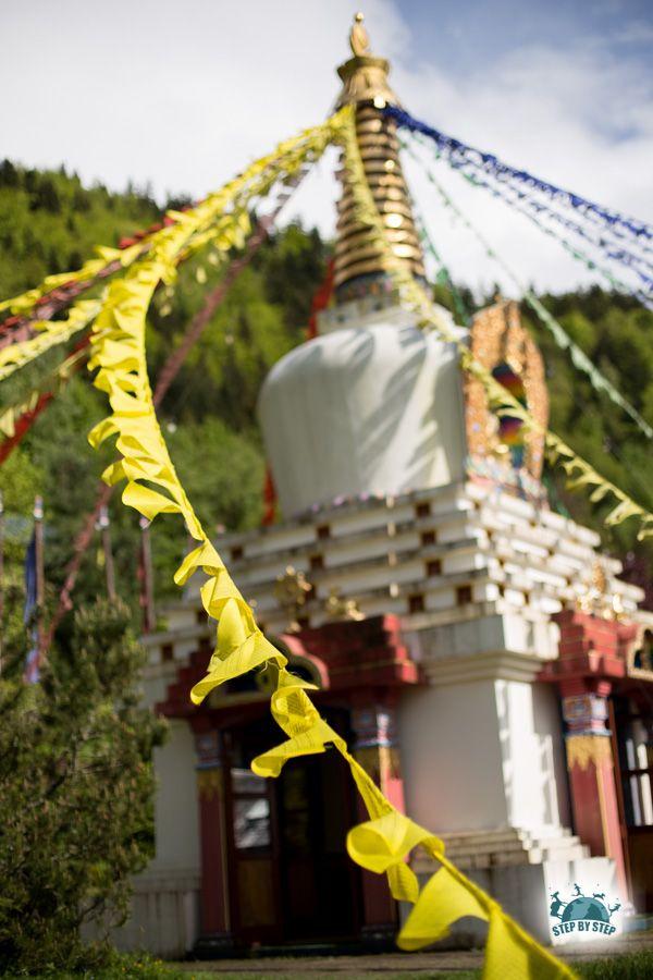 Drapeaux de prières sur le Stupa de Karma Ling