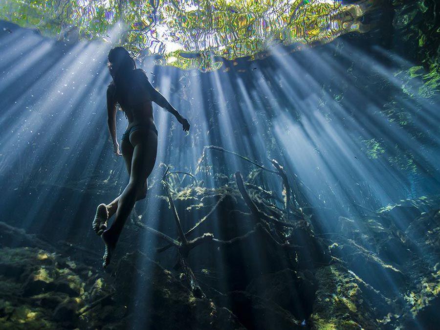 Nage dans une baie de cristal au Mexique