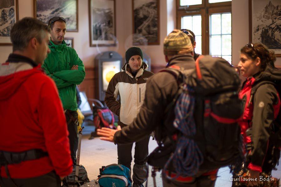 Explication dans la gare du Montenvers