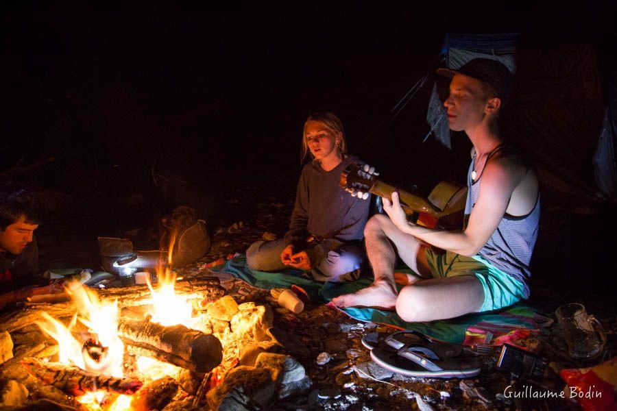 Guitare à côté du feu