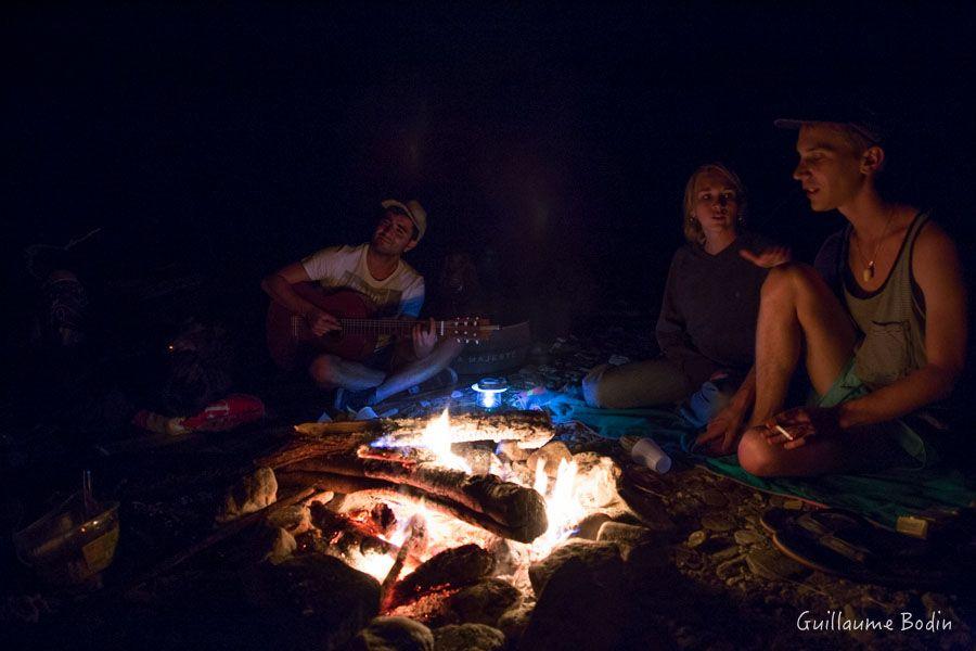 Guitare à côté du feu