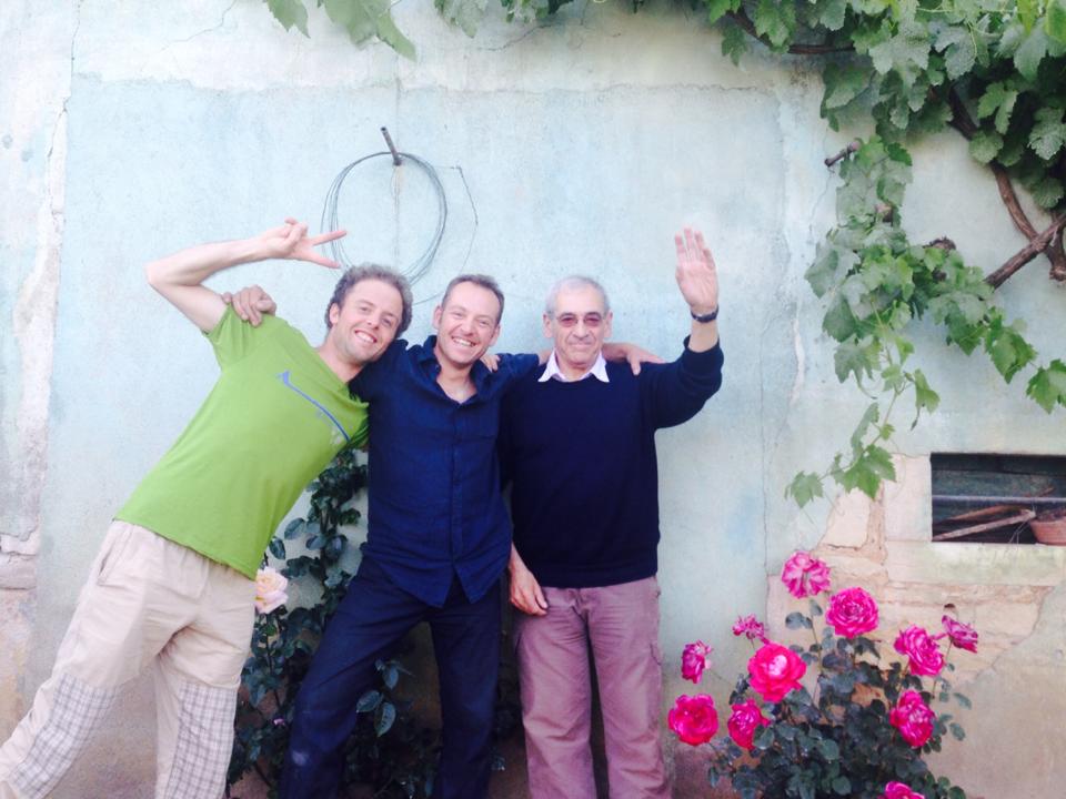 Guillaume Bodin, Julien et Alain Guillot devant le Clos des Vignes du Maynes