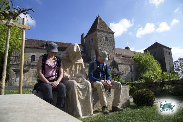 Olivia Sinet et Guillaume Bodin devant le Château de Gevrey-Chambertin