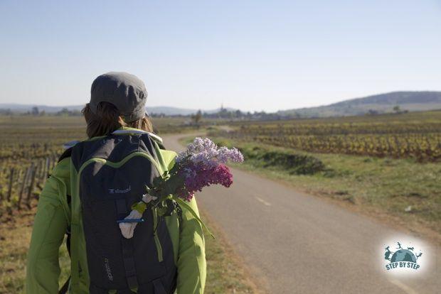 Olivia Sinet avec un bouquet de Lilas en direction pour Meursault